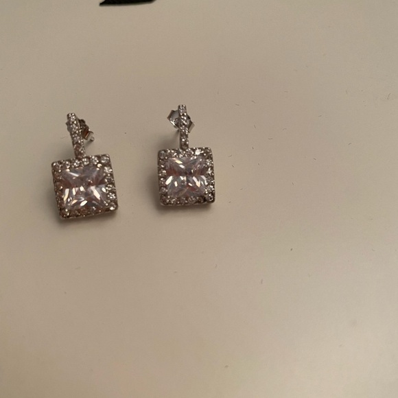 New in box Cate and Chloe earrings - Picture 3 of 4